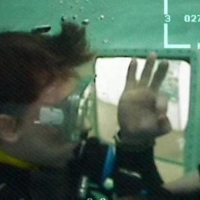 Довольные дайверы в бассейне, подводный робот ГНОМ подглядывает