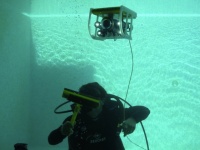 Подводный робот ГНОМ и подводный человек в бассейне