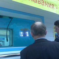 Заинтересованные посетители наблюдают подводный робот Супер ГНОМ в бассейне