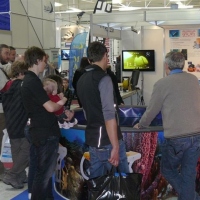 Посетители наблюдают за подводным роботом ГНОМ