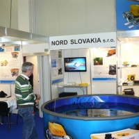 Мужчина пытается управлять подводным роботом ГНОМ