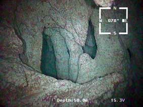 Подводный аппарат ГНОМ проводит осмотр пещеры на Мальдивах